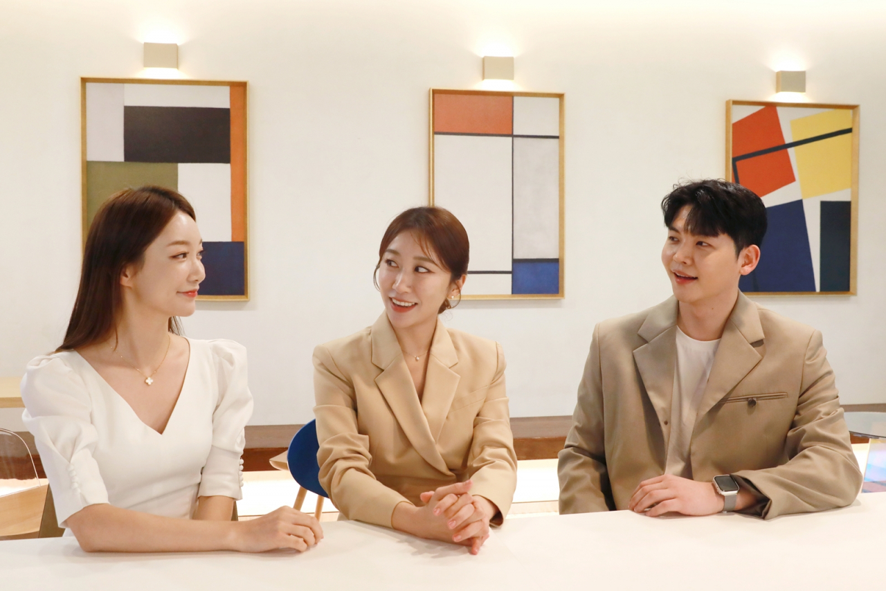 헤럴드경제 인터뷰에 참여한 2024년 롯데홈쇼핑 쇼호스트 공채 17기 합격자들. [롯데홈쇼핑 제공]
