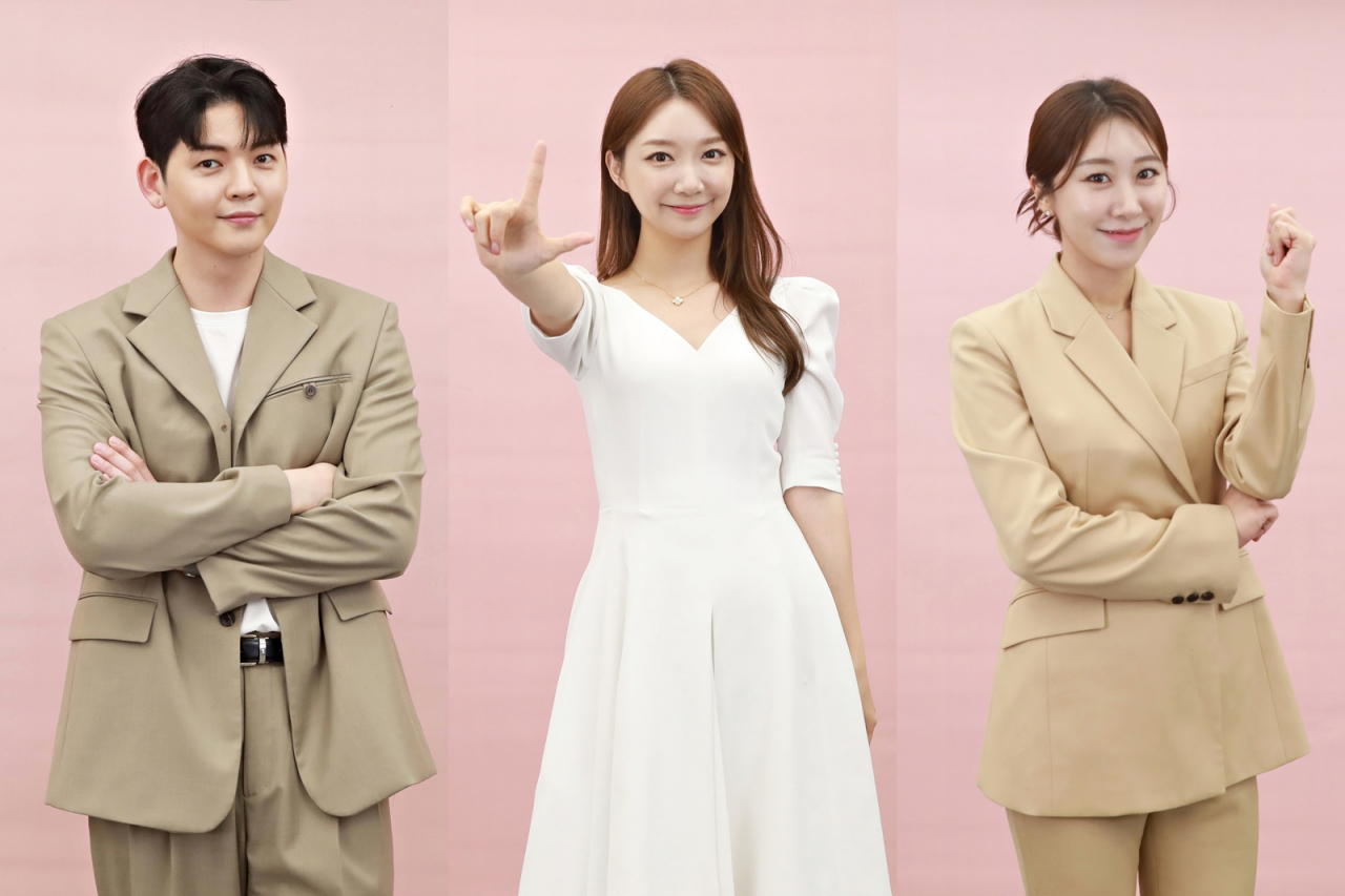 롯데홈쇼핑의 ‘L’자와 함께 포즈를 취하고 잇는 2024년 공채 쇼호스트 합격자 3인. 노수일(왼쪽부터), 박지우, 김우영.[롯데홈쇼핑 제공]