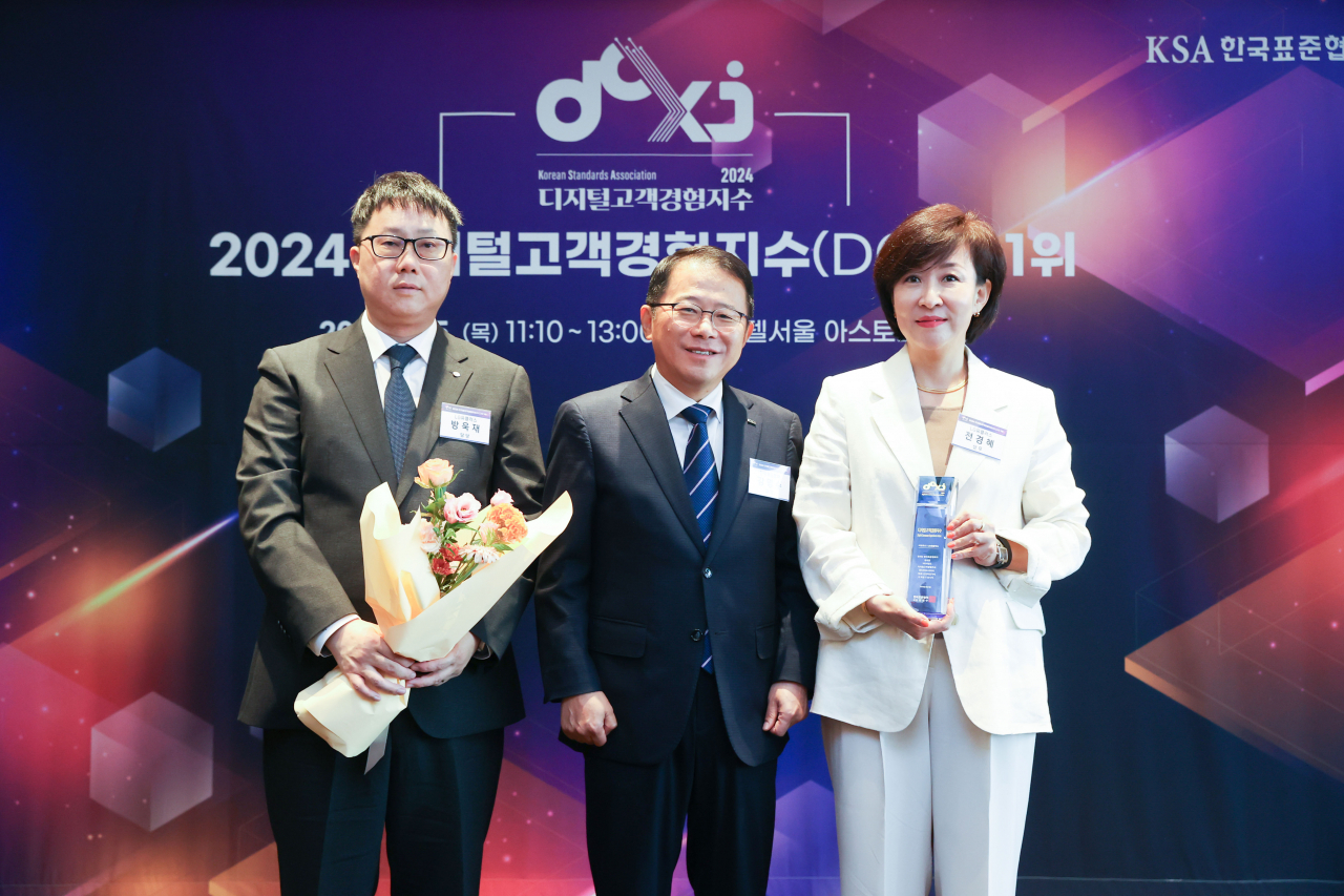 방욱재(왼쪽부터) LG유플러스 디지털커머스개발랩장, 강명수 한국표준협회장, 전경혜 LG유플러스 디지털CX 담당. [LG유플러스 제공]