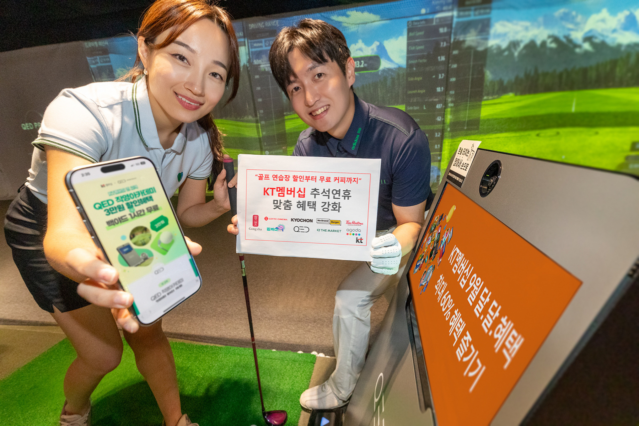 서울 종로구에 위치한 QED 골프 아카데미에서 모델들이 9월 KT 멤버십 혜택을 소개하고 있다. [KT 제공]