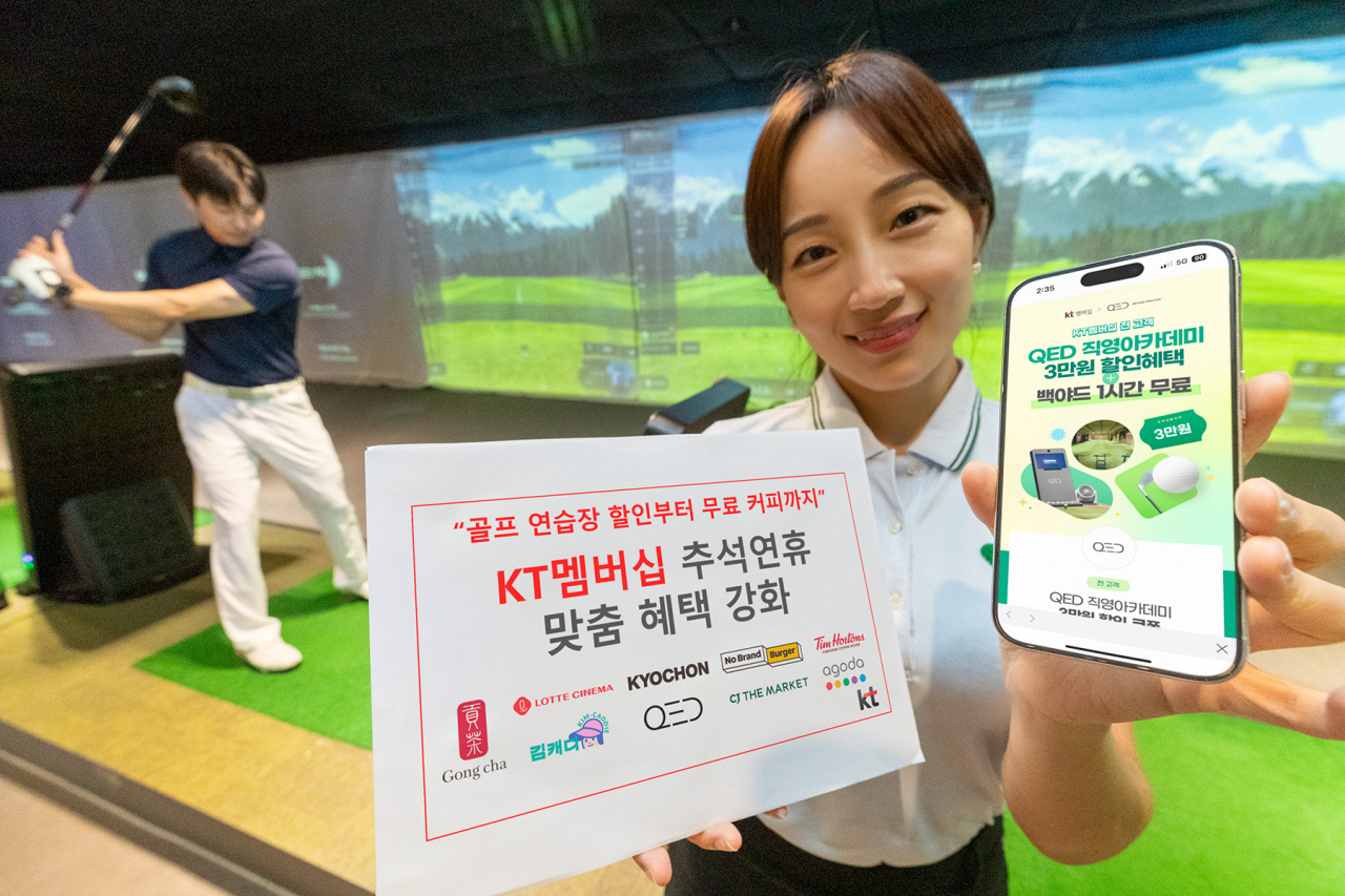 서울 종로구에 위치한 QED 골프 아카데미에서 모델들이 9월 KT 멤버십 혜택을 소개하고 있다. [KT 제공]