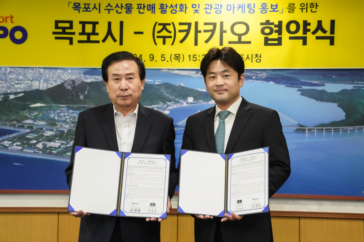 박홍률(왼쪽부터) 목포시장, 김정민 카카오 리더가 지역경제 활성화를 위한 업무협약식에서 기념 사진을 찍고 있다. [카카오 제공]