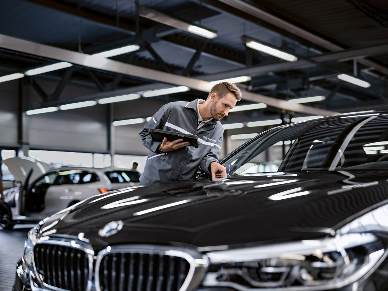 BMW 정비사가 차량을 정비하고 있는 모습. [BMW코리아 제공]