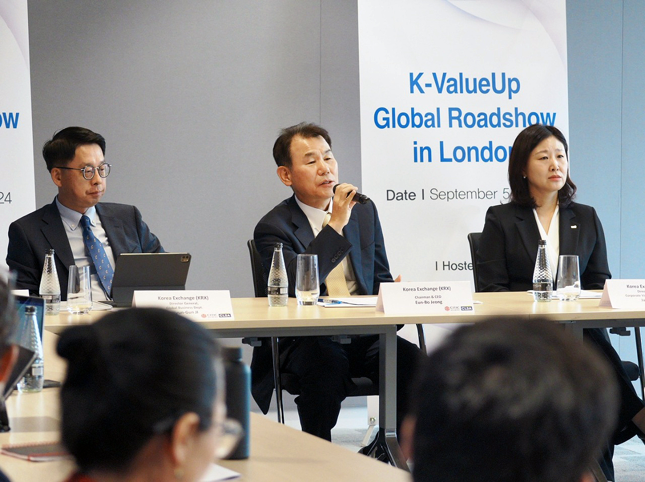 정은보(가운데) 한국거래소 이사장이 지난 5일 영국 런던에서 열린 ‘K-ValueUP 글로벌 로드쇼’에서 국내 밸류업 프로그램에 대해 설명을 나누고 있다. [거래소 제공]