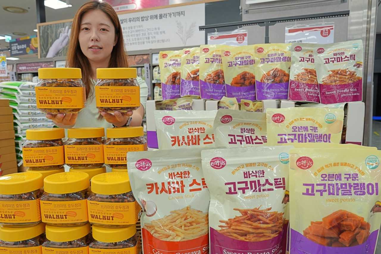 롯데마트·슈퍼가 원물간식 ‘프리미엄 호두정과’, ‘카사바 스틱’을 출시한다. [롯데마트 제공]