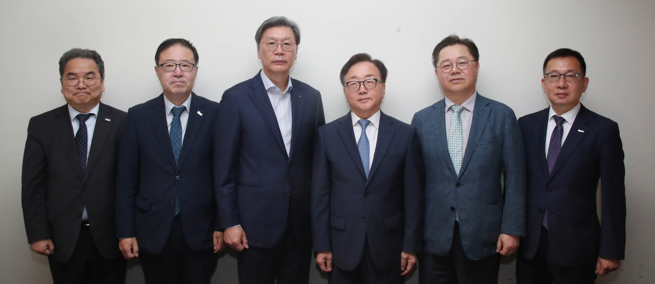 박양균(왼쪽부터) 중견련 본부장, 정윤모 중기중앙회 상근부회장, 김창범 한경협 상근부회장, 이동근 경총 상근부회장, 박일준 대한상의 상근부회장, 조상현 무역협회 국제무역통상연구원장 [한경협 제공]