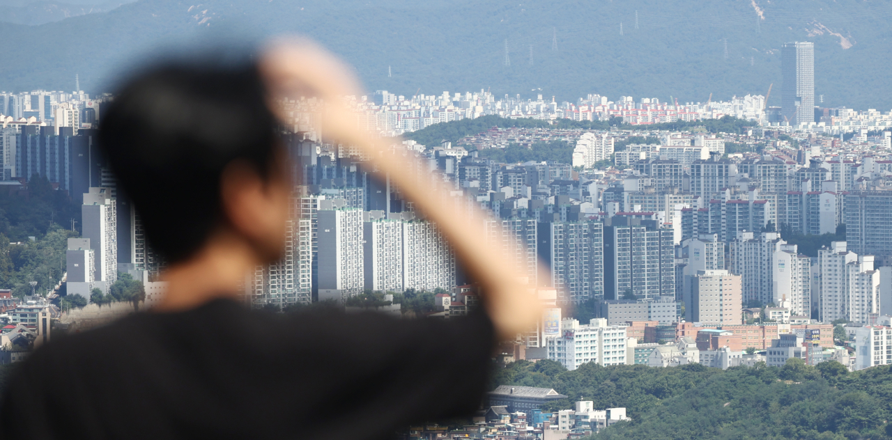 금융당국이 저축은행업권 경·공매를 적극 유도하고 있다. 서울 남산에서 바라본 아파트 단지 모습. [연합]