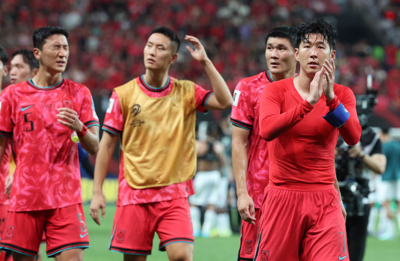 5일 서울월드컵경기장에서 열린 대한민국과 팔레스타인의 2026 월드컵 아시아 3차 예선. 0-0 무승부로 경기를 마친 손흥민과 선수들이 아쉬워하고 있다. [연합]