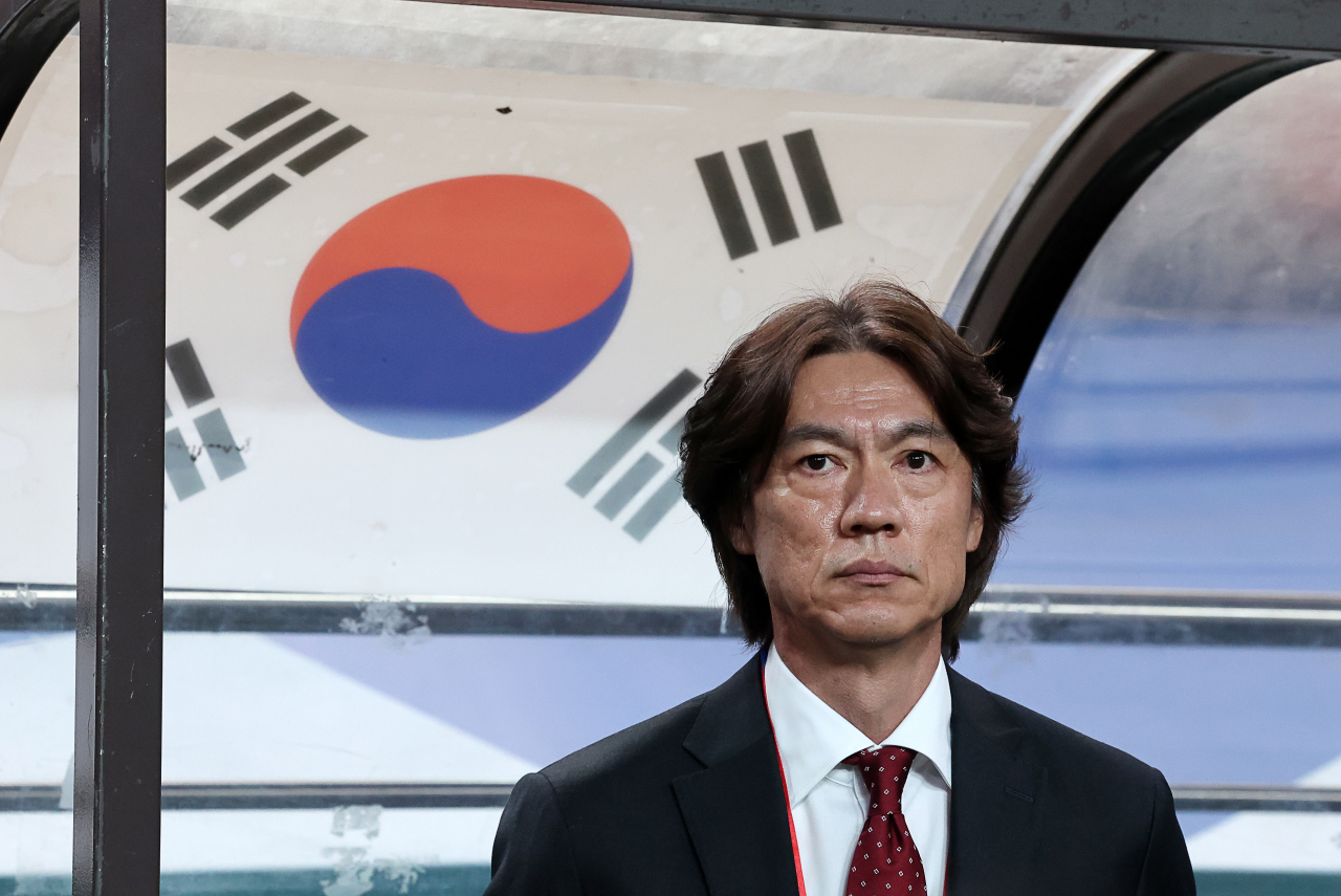 5일 오후 서울월드컵경기장에서 열린 2026 FIFA 북중미 월드컵 3차 예선 대한민국 대 팔레스타인의 경기. 홍명보 감독이 경기장에 들어서 있다. [연합]