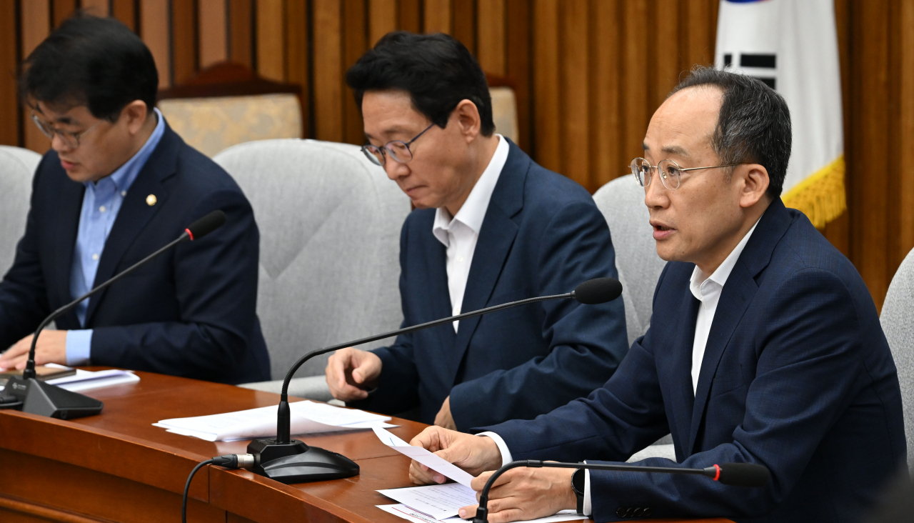 추경호(오른쪽) 국민의힘 원내대표가 6일 오전 서울 여의도 국회에서 열린 원내대책회의에 참석해 모두발언하고 있다. 이상섭 기자