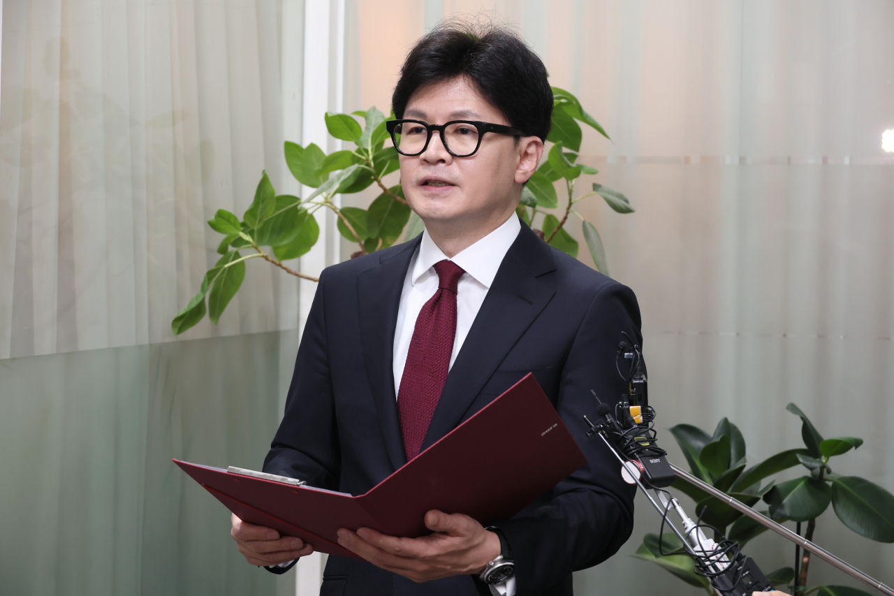 한동훈 국민의힘 대표가 6일 서울 종로구 한국기독교회관 로비에서 현안브리핑을 하고 있다. [연합]