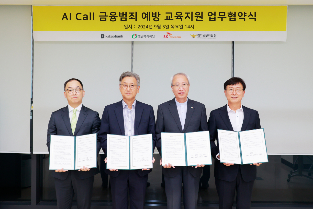 지난 5일 서울 강남구 밀알복지재단에서 윤정백(왼쪽 두번째) 카카오뱅크 금융소비자보호총괄책임자와 엄종환(왼쪽 첫번째) SK텔레콤 ESG혁신담당 부사장, 정형석(왼쪽 세번째) 밀알복지재단 상임대표, 이동권(왼쪽 네 번째) 경기남부경찰청 수사과장이 'AI Call 금융범죄 예방 교육' 업무협약식을 맺고 기념 촬영을 하고 있다.[카카오뱅크 제공]