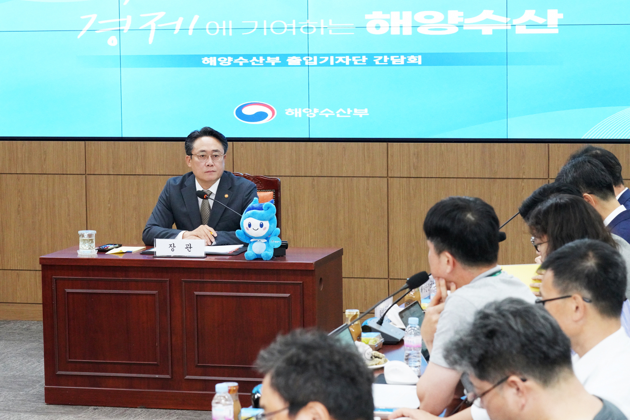 강도형 해양수산부 장관이 5일 정부세종청사에서 열린 기자간담회에서 질문에 답변하고 있다. [해양수산부 제공]