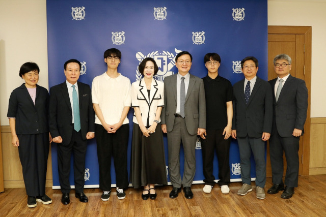 지난 5일 서울대 총장실에서 진행된 신격호 롯데 희망장학금 전달식에서 이승훈(왼쪽 두 번째) 롯데복지재단 이사장, 장혜선(왼쪽 네 번째부터) 롯데장학재단 이사장, 유홍림 서울대 총장과 참석자들이 행사를 마친 후 기념 촬영을 하고 있다. [롯데복지재단 제공]