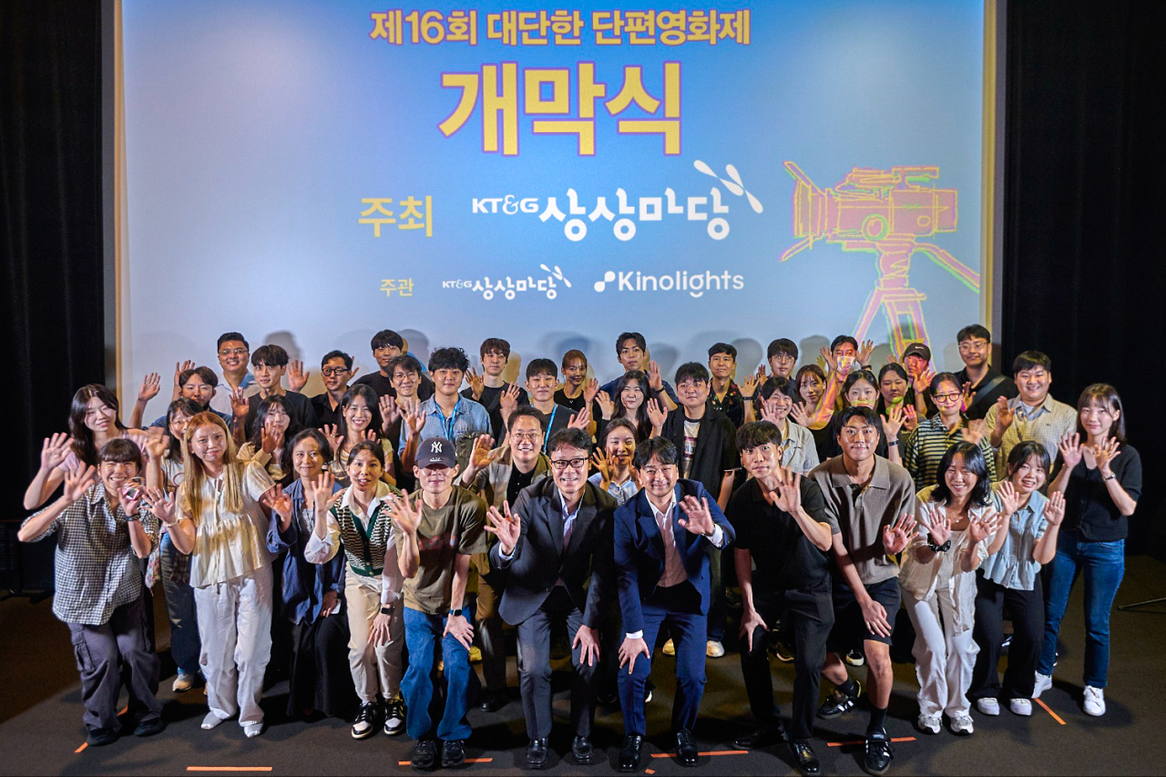 지난 5일 열린 대단한 단편영화제 개막식에 참석한 김승택(왼쪽에서 여섯 번째) KT&G 지속경영본부장과 본선 심사위원, 영화감독, 배우 등 관계자들이 기념촬영을 하고 있다. [KT&G 제공]