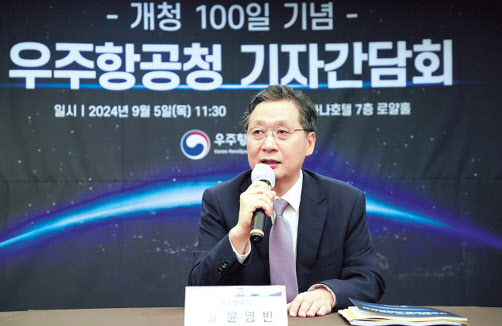 윤영빈 우주항공청장이 5일 서울 중구 코리아나호텔에서 가진 개청 100일 기념 간담회에서 향후 전략을 소개하고 있다. [우주항공청 제공]
