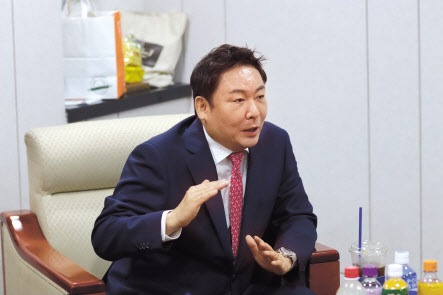 밸런스에셋 이정윤 대표가 본지 인터뷰에서 자신의 투자 노하우에 대해 설명하고 있다.