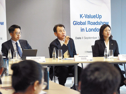 정은보(가운데) 한국거래소 이사장이 지난 5일 영국 런던에서 열린 ‘K-ValueUP 글로벌 로드쇼’에서 국내 밸류업 프로그램에 대해 설명을 나누고 있다. [거래소 제공]