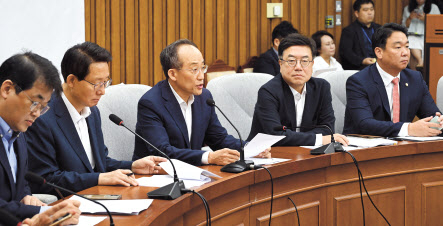 추경호(가운데) 국민의힘 원내대표가 6일 오전 서울 여의도 국회에서 열린 원내대책회의에 참석해 모두발언하고 있다. 이상섭 기자