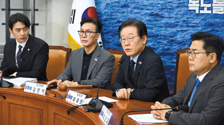 이재명(왼쪽에서 세 번째) 더불어민주당 대표가 6일 오전 서울 여의도 국회에서 열린 최고위원회의에 참석해 모두발언하고 있다. 이상섭 기자