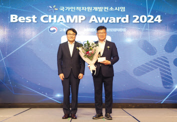 이우영(왼쪽) 한국산업인력공단 이사장과 양병호 포스코 경영지원본부장이 4일 우수공동훈련센터 시상식에서 기념촬영을 하고 있다. [포스코 제공]