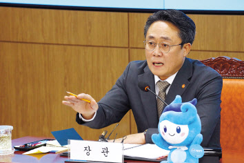 강도형 해양수산부 장관이 5일 정부세종청사에서 열린 기자간담회에서 질문에 답변하고 있다. [해양수산부 제공]