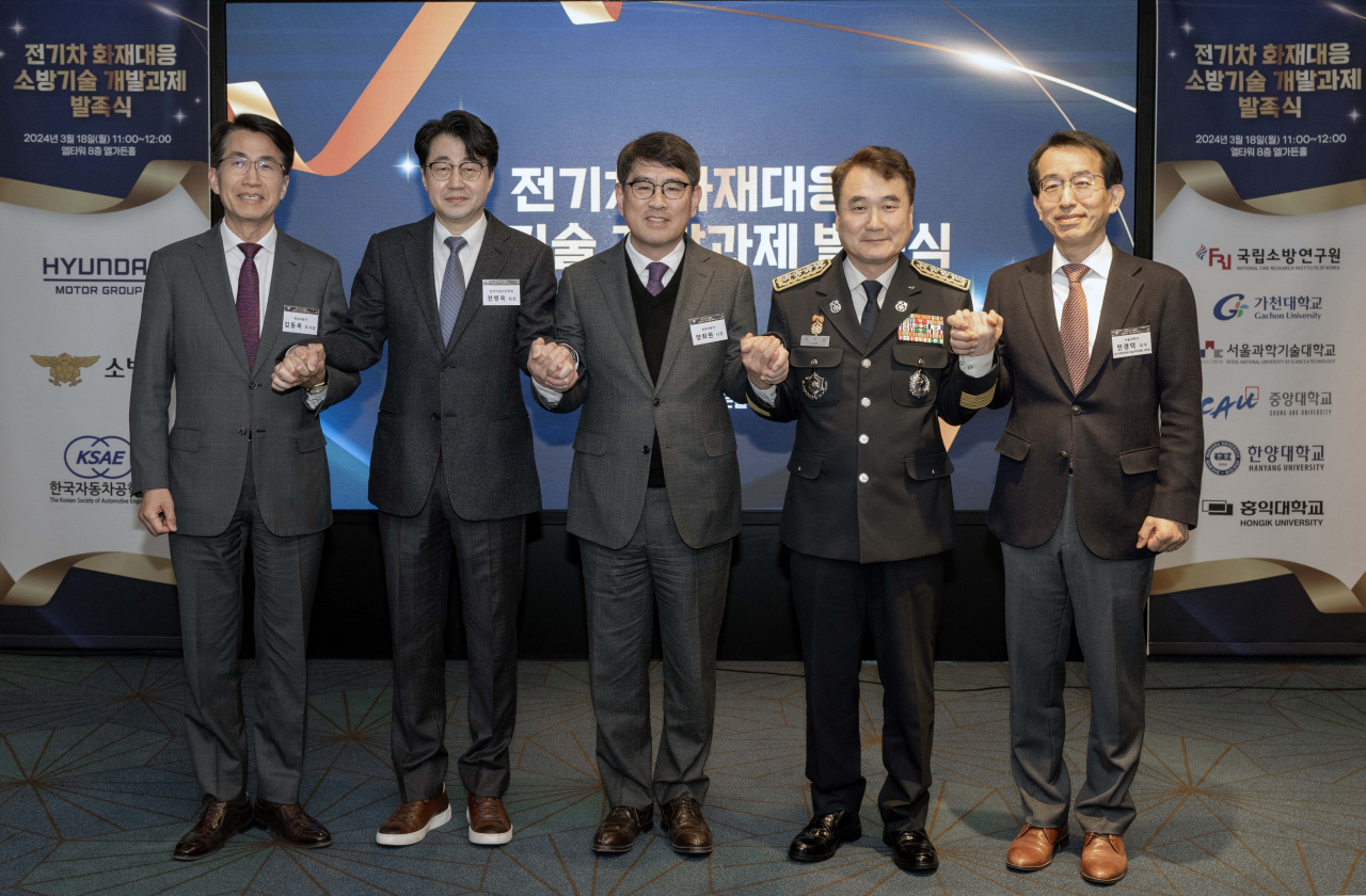 현대차·기아 김동욱 부사장(왼쪽부터), 한국자동차공학회 전병욱 회장, 현대차·기아 양희원 사장, 소방청 남화영 청장, 전기차화재대응기술산학위원회 민경덕 위원장이 지난 3월 열린 전기차 화재대응 소방기술 공동개발 협약’ 체결식에서 기념 촬영을 하는 모습. [현대차·기아 제공]
