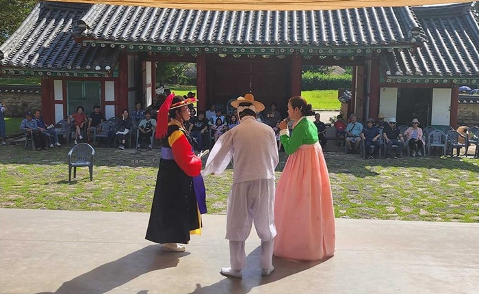낙안읍성 객사 무대에서 공연되고 있는 창극.