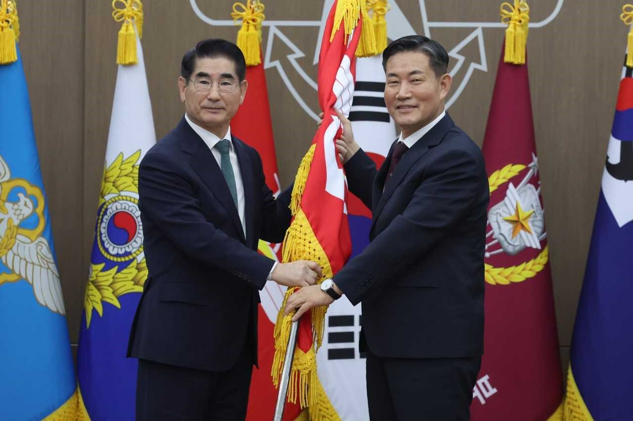 김용현 신임 국방부 장관은 6일 서울 용산 국방부청사에서 가진 제50대 국방부 장관 취임식 취임사에서 “대통령님의 통수지침을 받들어 자랑스러운 과학기술 강군을 건설해 나가겠다”고 밝혔다. 김 장관(왼쪽)이 신원식 전 국방부 장관으로부터 국방부기를 이양받고 있다. [국방부 제공]