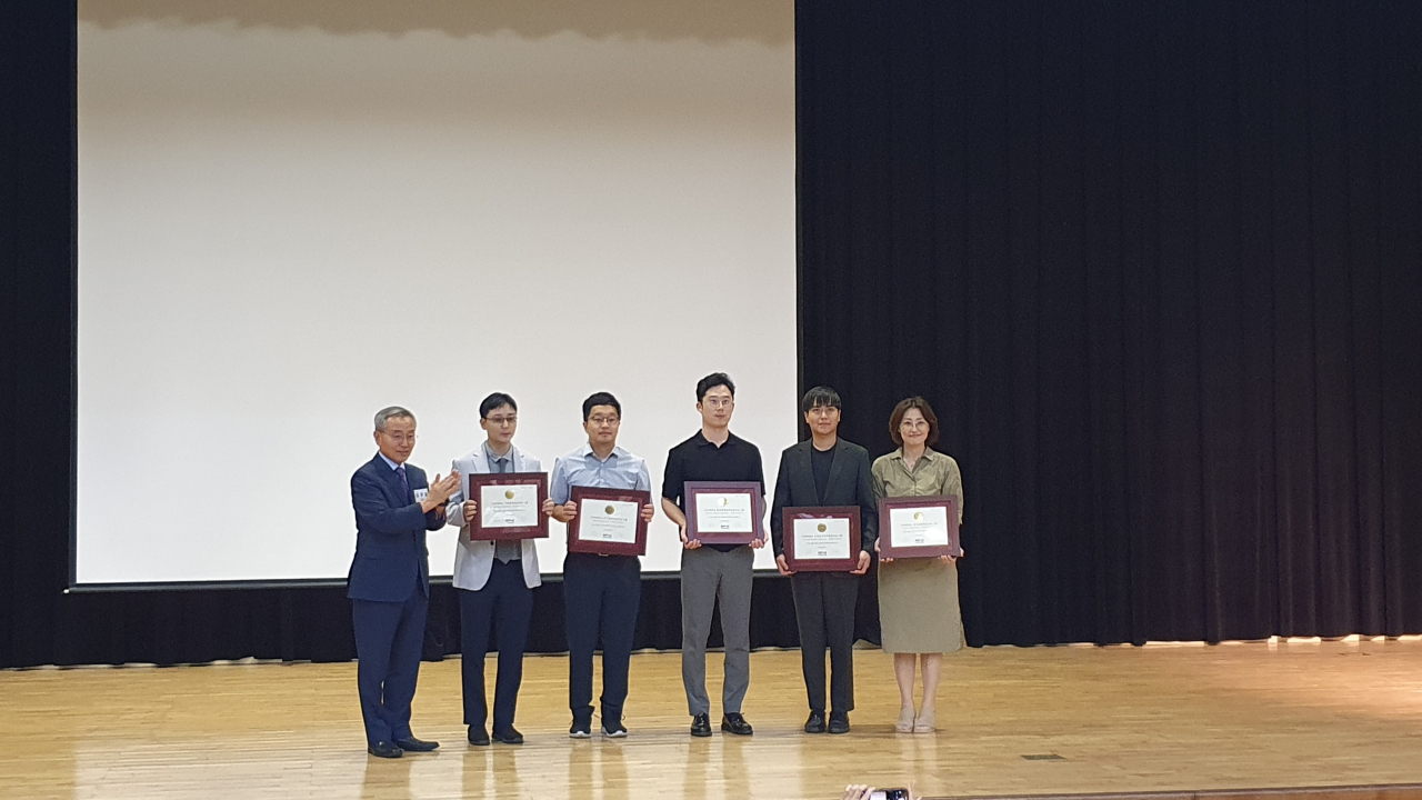 가천대가 5일 열린 공학교육인증 워크숍 행사에서 NGR 프로그램 인증서를 받고 기념사진을 촬영하고 있다.