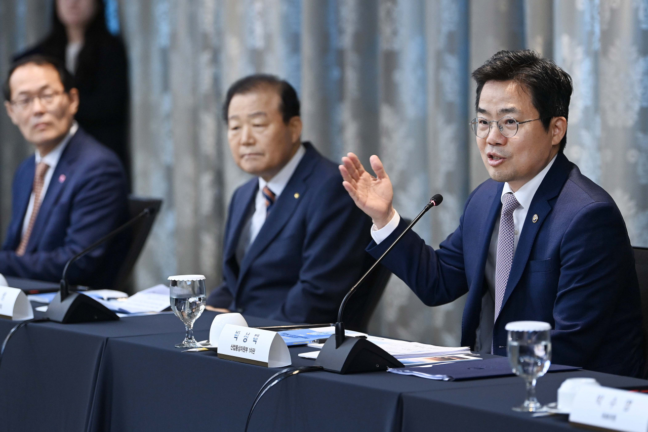 박성택(오른쪽 첫번째)산업통상자원부 1차관이 6일 부산 남구 부산은행 본점에서 열린 사업재편 금융협력 업무협약 체결식에 참석해 인사말을 하고 있다. [연합]