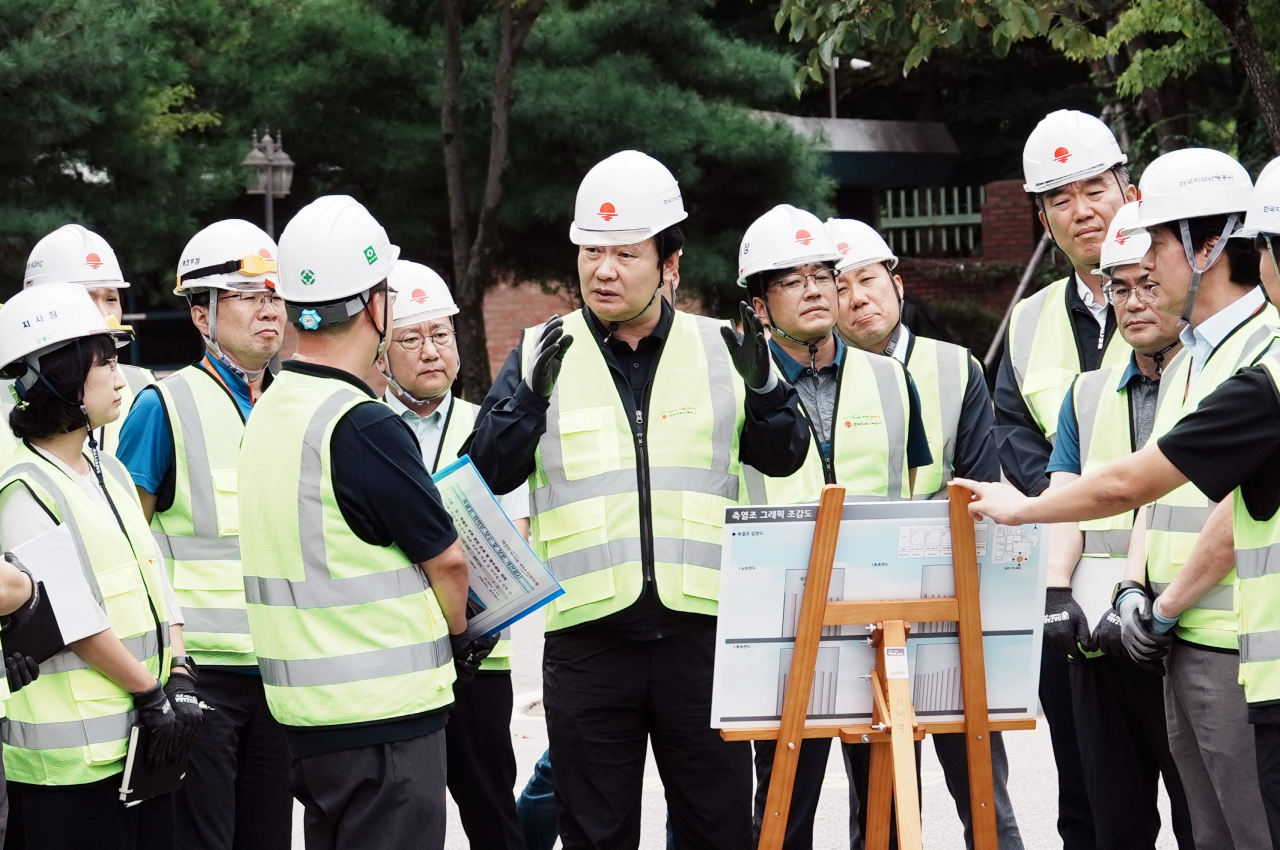 추석연휴 대비 수원사업소 특별안전점검(사진 가운데 정용기 사장).[한난 제공]