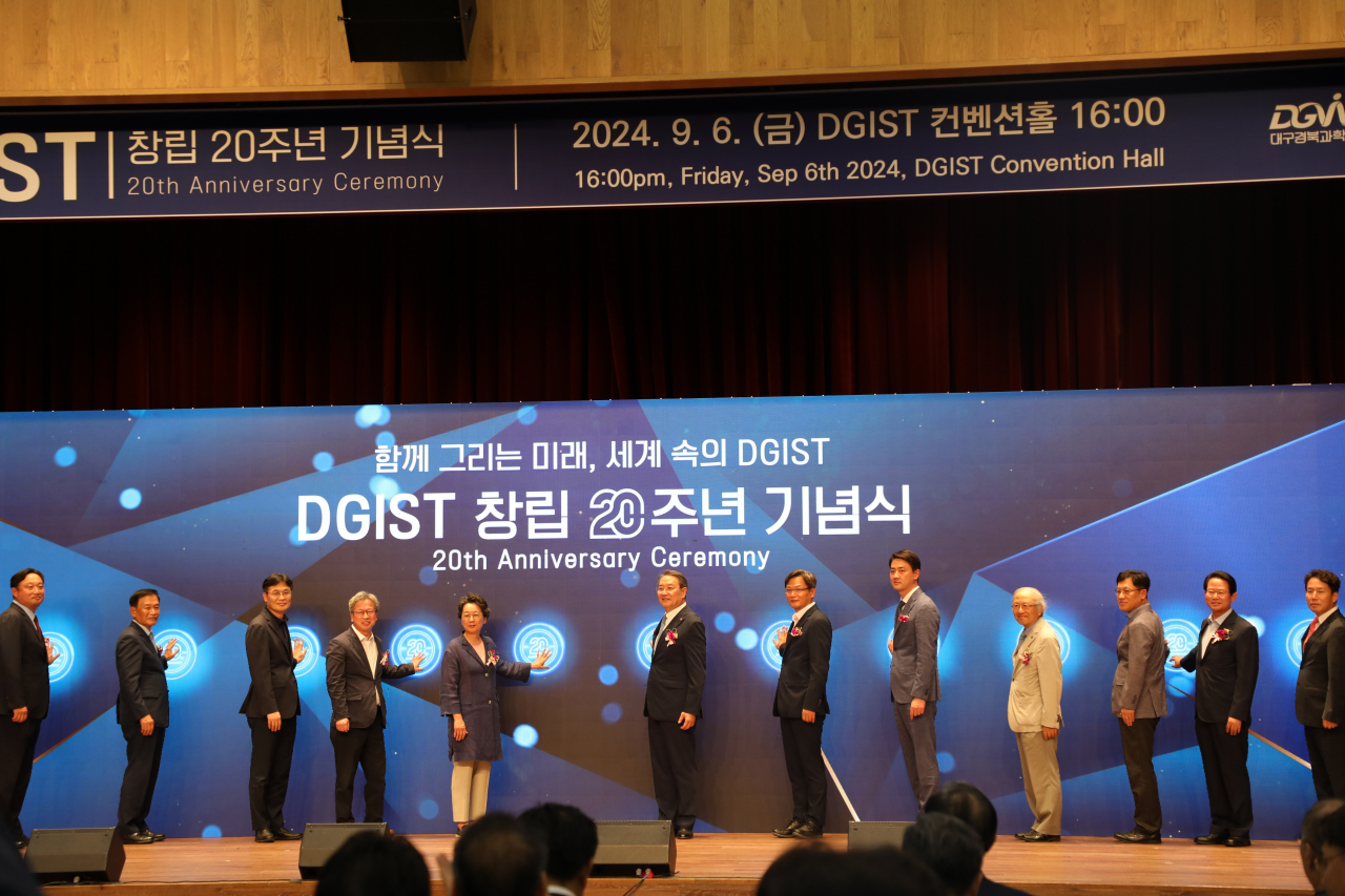 6일 열린 DGIST 창립 20주년 기념식에서 주요 내빈들이 세리머니를 하고 있다.[DGIST 제공]