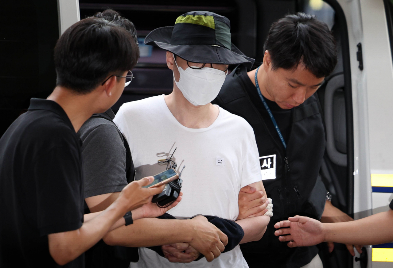 서울 은평구 소재 아파트 단지에서 같은 아파트 주민에게 일본도를 휘둘러 살해한 30대 남성 백 모씨가 1일 서울 마포구 서울서부지법에서 열린 살인 혐의 영장실질심사(구속 전 피의자심문)에 출석하고 있다.[뉴시스]