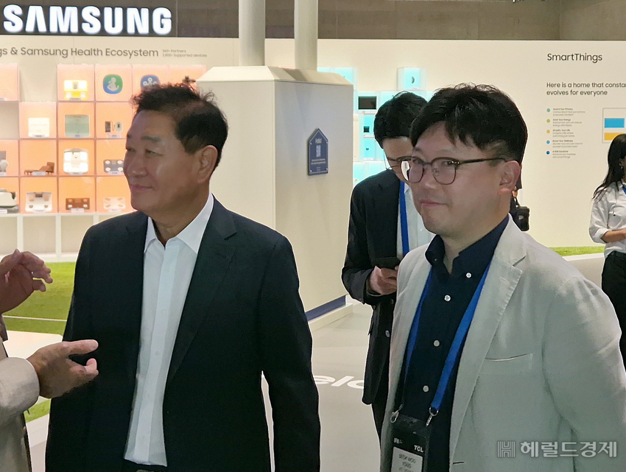 한종희(왼쪽) 삼성전자 대표이사 부회장이 6일(현지시간) 독일 베를린에서 개막한 IFA 2024 삼성전자 전시관을 찾아 둘러보고 있다. 오른쪽은 용석우 삼성전자 DX부문 영상디스플레이사업부장(사장). 김현일 기자