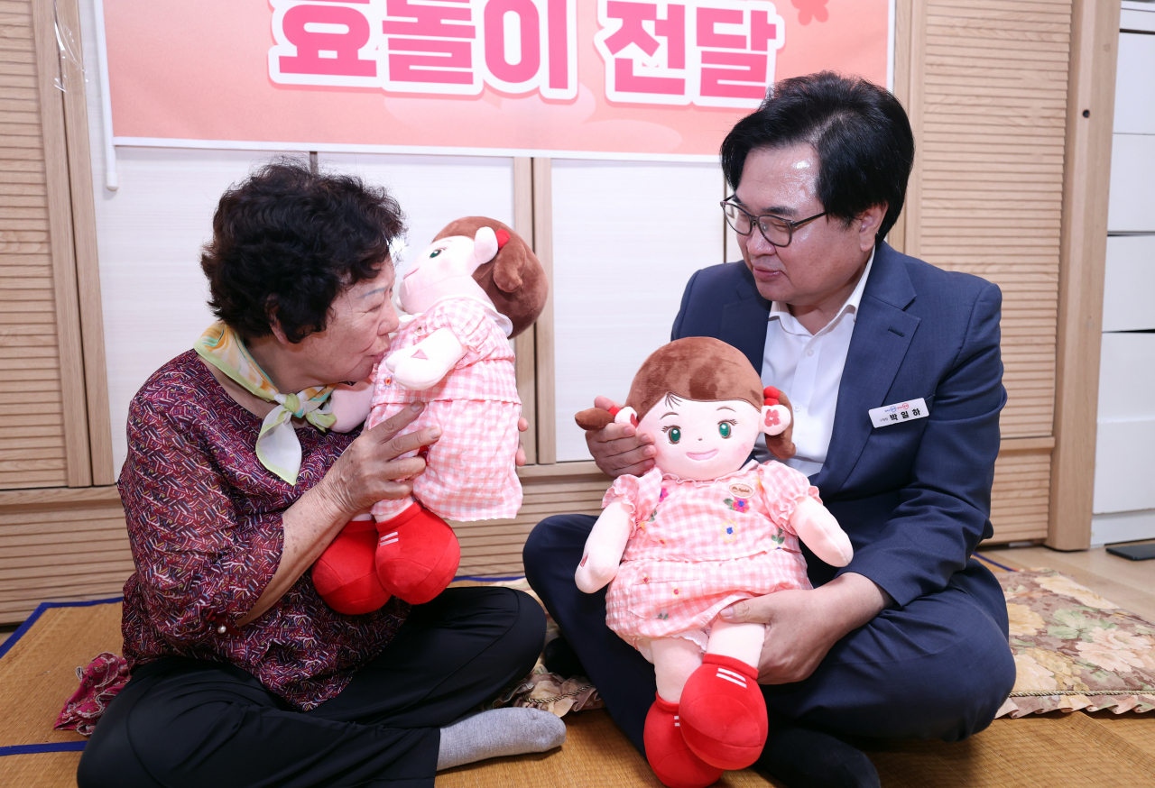 지난 5일 박일하 동작구청장이 AI 돌봄로봇 시연에 참여한 어르신과 함께 '효돌이'를 작동시키고 있다 [동작구 제공]