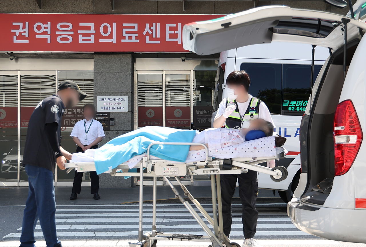 전국 곳곳에서 응급실 운영이 파행하는 가운데 정부가 4일 군의관 등 보강 인력을 긴급 배치했다. 이날 서울 양천구 이화여자대학교 목동병원 응급의료센터 인근에서 한 환자가 이송되고 있다. [연합]