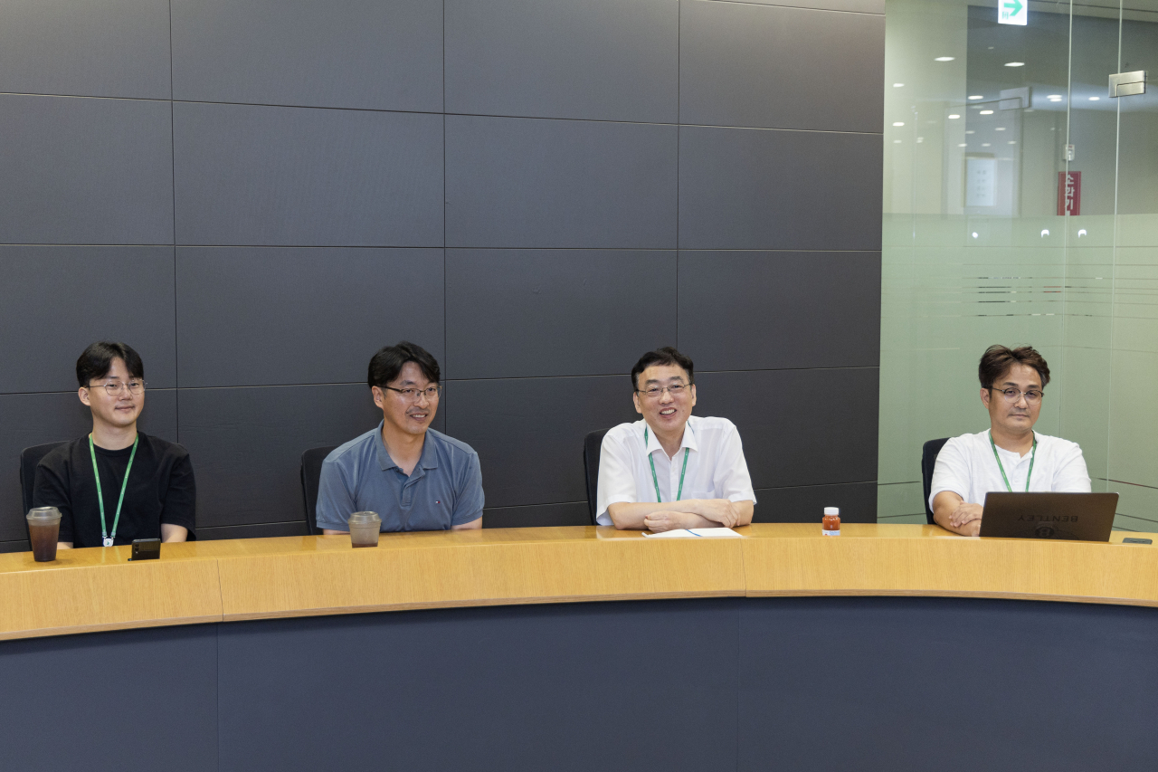 HD현대인프라코어 수소·가스엔진개발파트의 박윤섭(오른쪽부터) 파트장, 이웅건 책임연구원, 이원석 책임연구원, 노현준 선임연구원이 5일 인천 본사에서 인터뷰를 하고 있다. [HD현대인프라코어 제공]