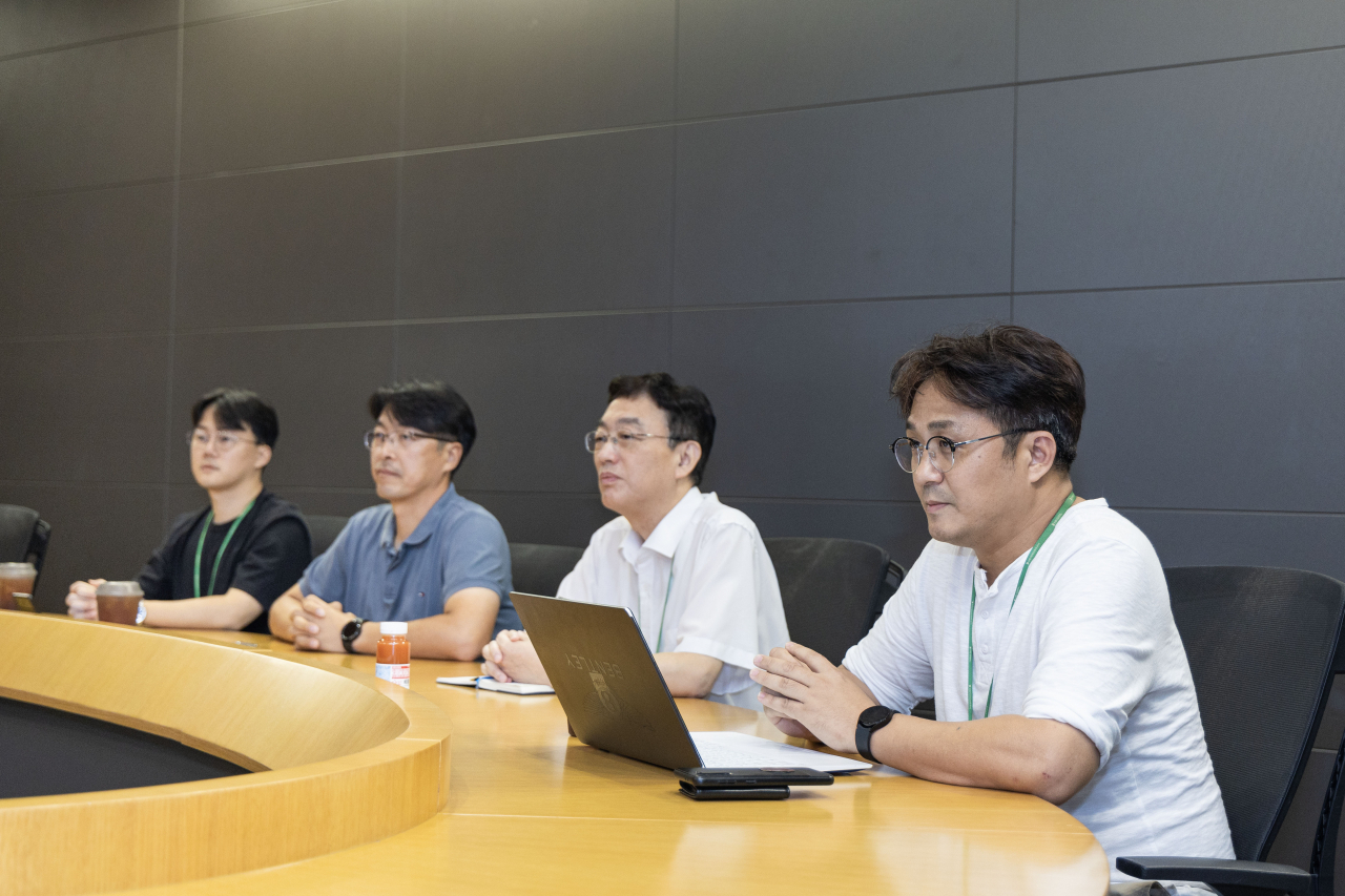 HD현대인프라코어 수소·가스엔진개발파트의 박윤섭(오른쪽부터) 파트장, 이웅건 책임연구원, 이원석 책임연구원, 노현준 선임연구원이 5일 인천 본사에서 인터뷰를 하고 있다. [HD현대인프라코어 제공]