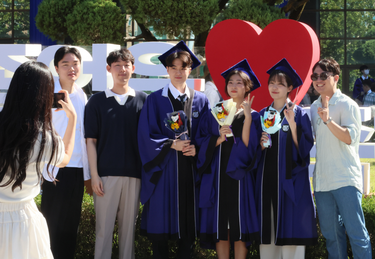 29일 서울 관악구 서울대학교에서 열린 제78회 후기 학위 수여식에서 졸업생들이 기념사진을 찍고 있다. (사진은 본 기사 특정 주제와 무관함)[연합]