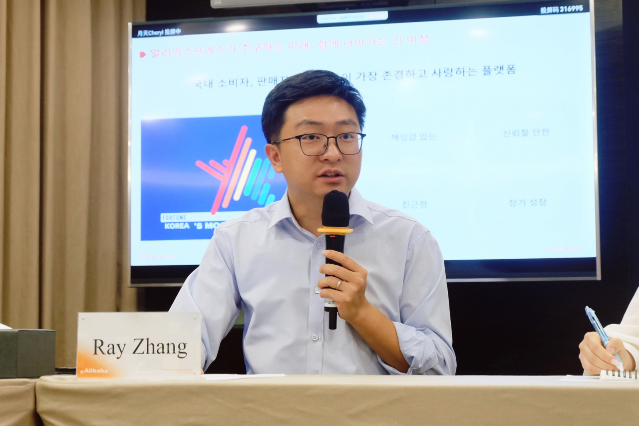 지난 3일 중국 항저우에 있는 알리바바 캠퍼스 내 회의실에서 레이 장 알리익스프레스 한국 대표가 취재진에게 말하고 있다. [알리익스프레스 제공]