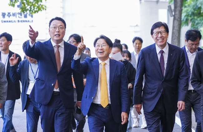 6일 저녁 광주비엔날레 개막식에 입장하는 천하람(왼쪽) 국회의원, 강기정 광주시장, 박형준 부산시장.