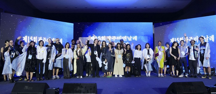 광주 비엔날레에 참여하는 작가들이 손을 흔들고 있다.