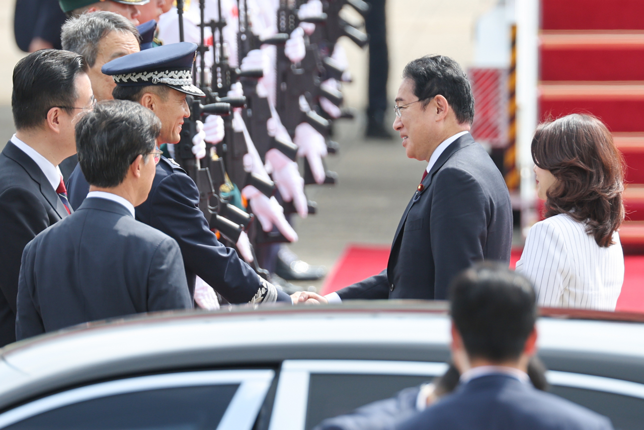 작별의 정 나눈 尹-기시다…한일관계 발전 의지 재확인