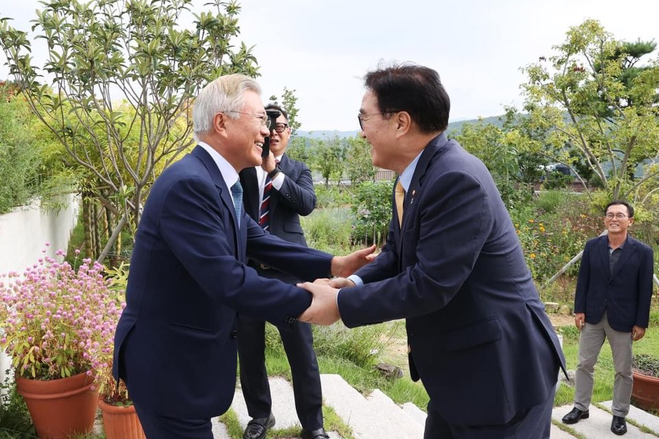 우원식 국회의장이 7일 경남 양산 평산마을에서 문재인 전 대통령을 만나 악수하고 있다. [연합]
