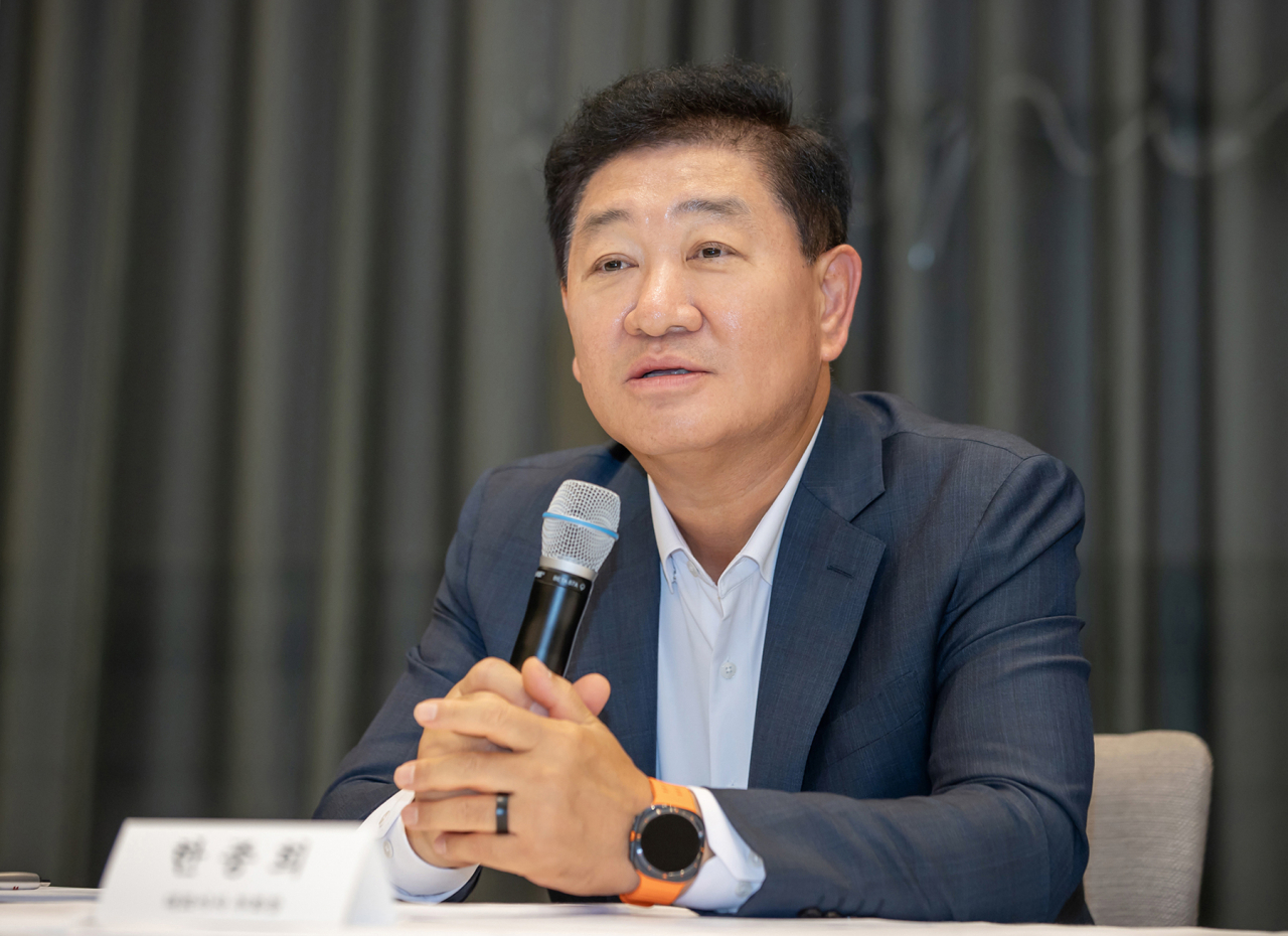 한종희 삼성전자 대표이사 부회장이 7일(현지시간) 독일 베를린에서 열린 기자간담회에서 ‘AI 기반 지능 가전으로 고객 사용 경험의 패러다임 전환’에 대해 설명하고 있다. 한 부회장은 왼손에 올 7월 출시한 ‘갤럭시 링’과 ‘갤럭시 워치 울트라’를 착용했다. [삼성전자 제공]