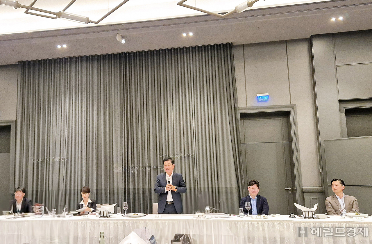 삼성전자가 유럽 가전전시회 IFA 2024가 열리는 독일 베를린에서 7일(현지시간) 기자간담회를 개최했다. 성일경 (왼쪽부터) 구주총괄 부사장, 이형희 글로벌마케팅실장, 한종희 대표이사 부회장, 용석우 영상디스플레이사업부장(사장), 임성택 한국총괄 부사장이 참석했다. 베를린=김현일 기자