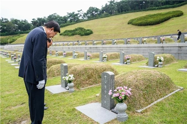 박형준 부산시장이 지난 6일 광주 5.18국립묘지를 찾아 민주 열사 묘소를 참배하고 있다. [부산시 제공]