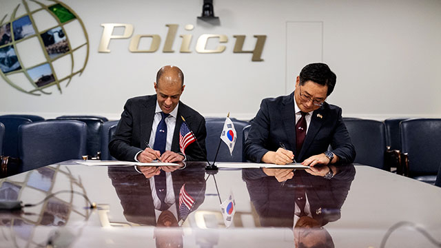 협의그룹(NCG) 공동대표인 조창래 국방부 국방정책실장과 비핀 나랑 미 국방부 우주정책차관보가 지난 7월 11일(현지시간) 미국 국방부에서 한미 한반도 핵억제 핵작전 지침에 서명하고 있다. [국방부 제공]