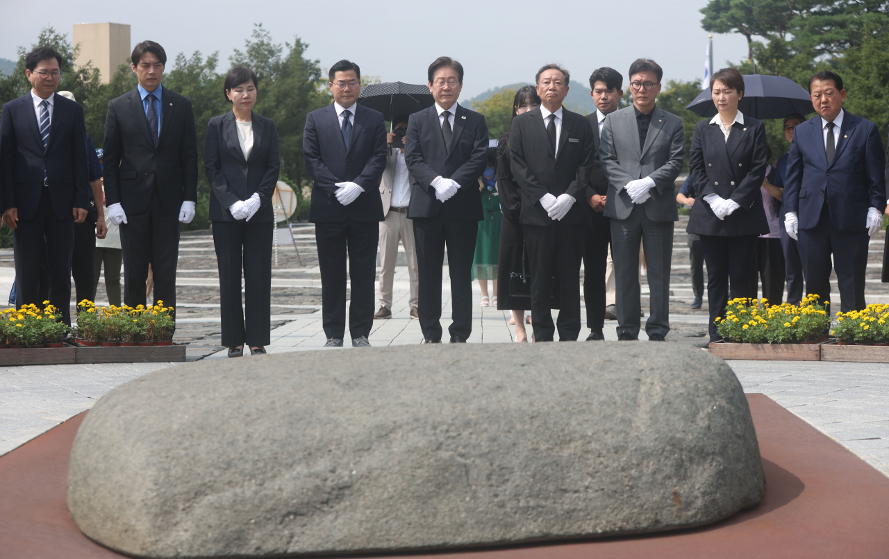 이재명(왼쪽 다섯번째) 더불어민주당 대표 등 지도부가 8일 오전 경남 김해시 진영읍 봉하마을 고(故) 노무현 전 대통령 묘역을 참배하고 있다. [연합]